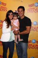 los angeles, 12 juil - courtney mazza, mario lopez et leur fille arrivent aux dragons présentés par ringling bros et barnum and bailey circus au Staples Center le 12 juillet 2012 à los angeles, ca photo