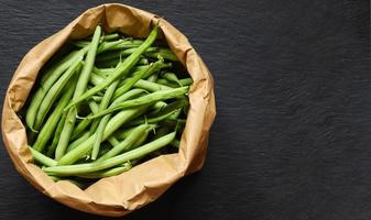 haricots verts dans un sac en papier brun photo