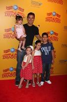 los angeles, 12 juil - mario lopez et sa fille dans ses bras , et ses nièces et son neveu arrivent aux dragons présentés par ringling bros et barnum et bailey circus au centre de agrafes le 12 juillet 2012 à los angeles, ca photo