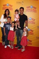 los angeles, 12 juil - courtney mazza, mario lopez et sa fille dans ses bras , et ses nièces et son neveu arrivent aux dragons présentés par ringling bros et barnum et bailey circus au centre de agrafes le 12 juillet 2012 à los angeles, ca photo