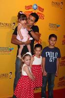 los angeles, 12 juil - mario lopez et sa fille dans ses bras , et ses nièces et son neveu arrivent aux dragons présentés par ringling bros et barnum et bailey circus au centre de agrafes le 12 juillet 2012 à los angeles, ca photo