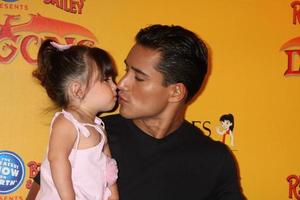 los angeles, juil 12 - mario lopez et sa fille arrivent aux dragons présentés par ringling bros et barnum and bailey circus au Staples Center le 12 juillet 2012 à los angeles, ca photo