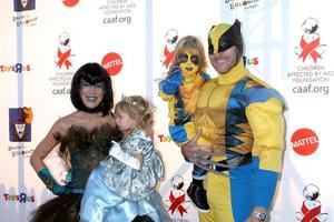 los angeles, 30 oct - orthographe tori, fille stella, fils liam, mari dean mcdermott arrive au 17e halloween de rêve annuel au profit de caaf à barker hanger le 30 octobre 2010 à santa monica, ca photo