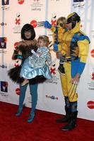 los angeles, 30 oct - orthographe tori, fille stella, fils liam, mari dean mcdermott arrive au 17e halloween de rêve annuel au profit de caaf à barker hanger le 30 octobre 2010 à santa monica, ca photo