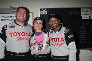 los angeles, 17 mars - cain velasquez kate del castillo hill harper lors de la séance d'entraînement pour la 36e course de célébrités toyota pro qui se tiendra à long beach, ca le 14 avril 2012 à l'hippodrome de willow springs le 17 mars 2012 à willow springs , Californie photo