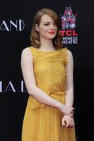 los angeles, 7 décembre - emma stone à la cérémonie des empreintes de mains et de pieds emma stone et ryan gosling au tcl chinese theatre le 7 décembre 2016 à los angeles, ca photo