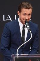 los angeles, 7 décembre - emma stone, ryan gosling à la cérémonie des empreintes de mains et de pieds d'emma stone et ryan gosling au tcl chinese theatre le 7 décembre 2016 à los angeles, ca photo