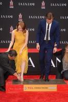 los angeles, 7 décembre - emma stone, ryan gosling à la cérémonie des empreintes de mains et de pieds d'emma stone et ryan gosling au tcl chinese theatre le 7 décembre 2016 à los angeles, ca photo