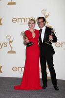 los angeles, 18 septembre - kate winslet, guy pearce dans la salle de presse lors de la 63e primetime emmy awards au nokia theatre le 18 septembre 2011 à los angeles, ca photo