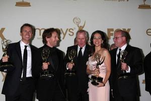 los angeles, 18 septembre - phil keoghan, jerry bruckheimer, bertram van munster, elise doganieri, producteur dans la salle de presse lors de la 63e primetime emmy awards au nokia theatre le 18 septembre 2011 à los angeles, ca photo