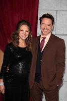 los angeles, 6 décembre - robert downey jr et sa femme susan downey arrivent au sherlock holmes - un jeu d'ombres première de los angeles au regency village theatre le 6 décembre 2011 à westwood, ca photo