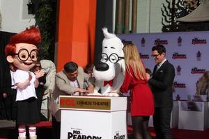 los angeles, 14 février - sherman, mr peabody, ty burrell au mr peabody honoré avec des empreintes de pattes en ciment au théâtre chinois tcl le 14 février 2014 à los angeles, ca photo