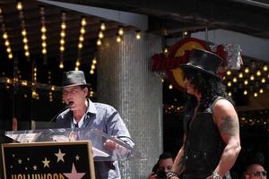 los angeles, 9 juillet - charlie sheen, slash lors de la cérémonie du walk of fame de hollywood pour slash au hard rock cafe à hollywood et highland le 9 juillet 2012 à los angeles, ca photo