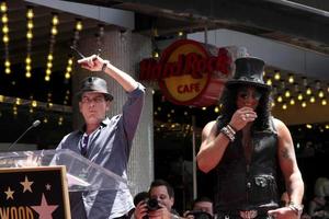 los angeles, 9 juillet - charlie sheen, slash lors de la cérémonie du walk of fame de hollywood pour slash au hard rock cafe à hollywood et highland le 9 juillet 2012 à los angeles, ca photo