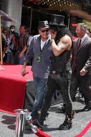 los angeles, 9 juillet - charlie sheen, slash lors de la cérémonie du walk of fame de hollywood pour slash au hard rock cafe à hollywood et highland le 9 juillet 2012 à los angeles, ca photo