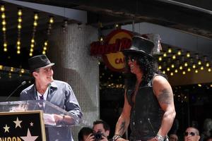 los angeles, 9 juillet - charlie sheen, slash lors de la cérémonie du walk of fame de hollywood pour slash au hard rock cafe à hollywood et highland le 9 juillet 2012 à los angeles, ca photo