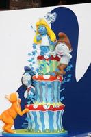 los angeles, 28 juillet - smurfs 2 cake by charm city cakes arrive à la première des schtroumpfs 2 au théâtre du village le 28 juillet 2013 à westwood, ca photo