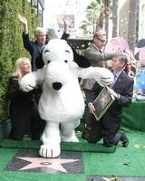 los angeles, 2 nov - snoopy, officiels de la chambre, paul feig, craig schultz lors de la cérémonie du snoopy hollywood walk of fame au hollywood walk of fame le 2 novembre 2015 à los angeles, ca photo