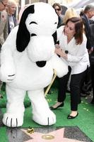 los angeles, nov 2 - snoopy avec l'étoile wof pour charles schultz lors de la cérémonie du snoopy hollywood walk of fame au hollywood walk of fame le 2 novembre 2015 à los angeles, ca photo