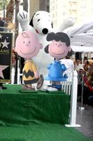 los angeles, 2 nov - charlie brown, snoopy, lucy à la cérémonie du snoopy hollywood walk of fame au hollywood walk of fame le 2 novembre 2015 à los angeles, ca photo