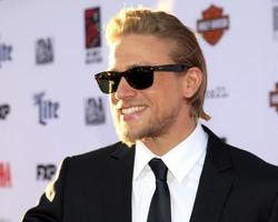 los angeles, 6 septembre - charlie hunnam à la première projection des fils de l'anarchie au théâtre chinois tcl le 6 septembre 2014 à los angeles, ca photo