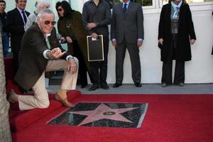 los angeles, jan 14 - stan lee lors de la cérémonie pour stan lee alors qu'il reçoit son étoile sur le hollywood walk of fame au hollywood walk of fame le 14 janvier 2011 à los angeles, ca photo
