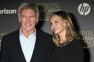 los angeles, 14 décembre - harrison ford, calista flockhart à la guerre des étoiles - le réveil de la force première mondiale à hollywood and highland le 14 décembre 2015 à los angeles, ca photo