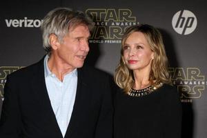 los angeles, 14 décembre - harrison ford, calista flockhart à la guerre des étoiles - le réveil de la force première mondiale à hollywood and highland le 14 décembre 2015 à los angeles, ca photo