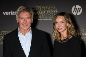 los angeles, 14 décembre - harrison ford, calista flockhart à la guerre des étoiles - le réveil de la force première mondiale à hollywood and highland le 14 décembre 2015 à los angeles, ca photo