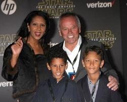 los angeles, 14 décembre - wolfgang puck, famille à la guerre des étoiles - le réveil de la force première mondiale à hollywood et highland le 14 décembre 2015 à los angeles, ca photo