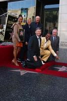 los angeles, 13 mai - lr backrow marjorie harvey, ellen degeneres, dr phil mcgraw lr front row leron gubler, steve harvey, tom lebonge à la cérémonie des étoiles steve harvey hollywood walk of fame à l'hôtel w hollywood le 13 mai 2013 à los angeles, ca photo