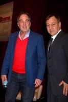 las vegas, 17 avril - oliver stone, sam raimi au déjeuner du cinéaste cinemacon au caesars palace le 17 avril 2013 à las vegas, nv photo