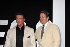 los angeles, 11 août - sylvester stallone, frank stallone à la première des consommables 3 au tcl chinese theatre le 11 août 2014 à los angeles, ca photo