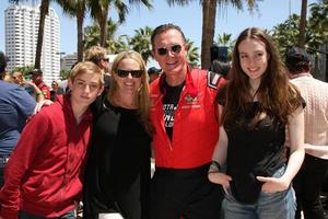 los angeles, 18 février - robert patrick, femme, fils, fille au grand prix toyota pro celeb race à l'hippodrome du grand prix toyota le 18 avril 2015 à long beach, ca photo