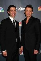 los angeles, jan 4 - james frain, david lyons arrive à la cape premiere party au music box theatre le 4 janvier 2011 à los angeles, ca photo