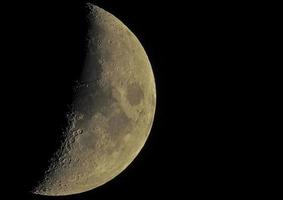 demi-lune sur ciel noir photo