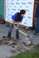 los angeles, 9 février - theresa castillo brise le béton d'un poteau de clôture retiré lors du 4e jour de construction de ventilateurs de l'habitat de l'hôpital général pour l'humanité au 191 e marker street le 9 février 2013 à long beach, ca photo