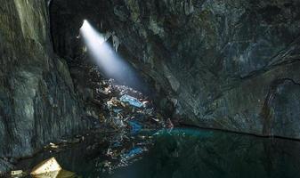 lumière qui brille à travers une grotte photo