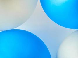 ballons bleus et blancs sur fond blanc photo