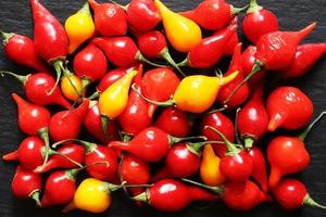 piments rouges et jaunes biquinhos photo