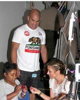 los angeles, 16 septembre - tito ortiz aux étoiles 4 sourires , célébrités visitant des enfants à l'hôpital du centre médical harbour-ucla le 16 septembre 2014 à torrance, ca photo