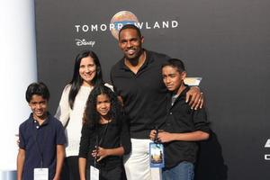 los angeles, 9 mai - jason george, famille à la première de Tomorrowland à l'amc centre-ville de disney le 9 mai 2015 à lake buena vista, ca photo