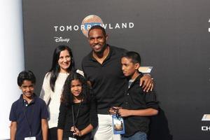 los angeles, 9 mai - jason george, famille à la première de Tomorrowland à l'amc centre-ville de disney le 9 mai 2015 à lake buena vista, ca photo