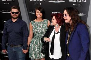 los angeles, 1er août - jack osbourne, femme, sharon et ozzy osbourne arrivent à la première de rappel total au théâtre chinois graumans le 1er août 2012 à los angeles, ca photo