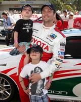 los angeles, 16 avril - daniel goddard, fils sebastian et ford au grand prix toyota pro celeb race sur la piste du grand prix toyota le 16 avril 2011 à long beach, ca photo