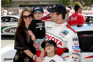 los angeles, 16 avril - rachel marcus goddard, daniel goddard, fils sebastian et ford au toyota grand prix pro celeb race at toyota grand prix track le 16 avril 2011 à long beach, ca photo