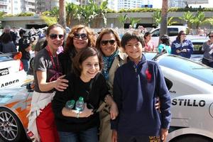 los angeles, 14 avril - kate del castillo, famille, amis à la course toyota pro celeb 2012 au grand prix de long beach le 14 avril 2012 à long beach, ca photo