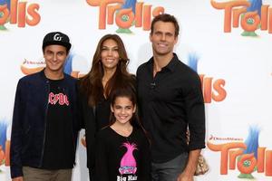 los angeles, 23 oct - lucas arthur mathison, vanessa arevalo, leila emmanuelle mathison, cameron mathison à la première des trolls au théâtre du village le 23 octobre 2016 à westwood, ca photo