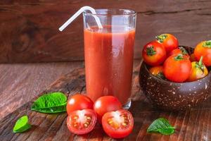 tomates fraîches à la sauce tomate
