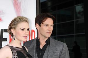 los angeles, 30 mai - anna paquin, stephen moyer- arrive à la première de la 5ème saison de true blood au cinerama dome theatre le 30 mai 2012 à los angeles, ca photo